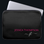 Moderne hotroze zwarte eenvoudige scriptmonogram n laptop sleeve<br><div class="desc">Gepersonaliseerd monogrammed manuscriptnaam en initialen moderne en schattige girale en trendy hete roze. Voeg uw Names-laptophoes toe die op maat zijn gemaakt en perfect zijn voor de kantoor of school.</div>