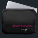 Moderne hotroze zwarte eenvoudige scriptmonogram n laptop sleeve<br><div class="desc">Gepersonaliseerd monogrammed manuscriptnaam en initialen moderne en schattige girale en trendy hete roze. Voeg uw Names-laptophoes toe die op maat zijn gemaakt en perfect zijn voor de kantoor of school.</div>