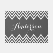 Moderne Houtskool Grijs Chevron Custom Monogram Deurmat (Voorkant)