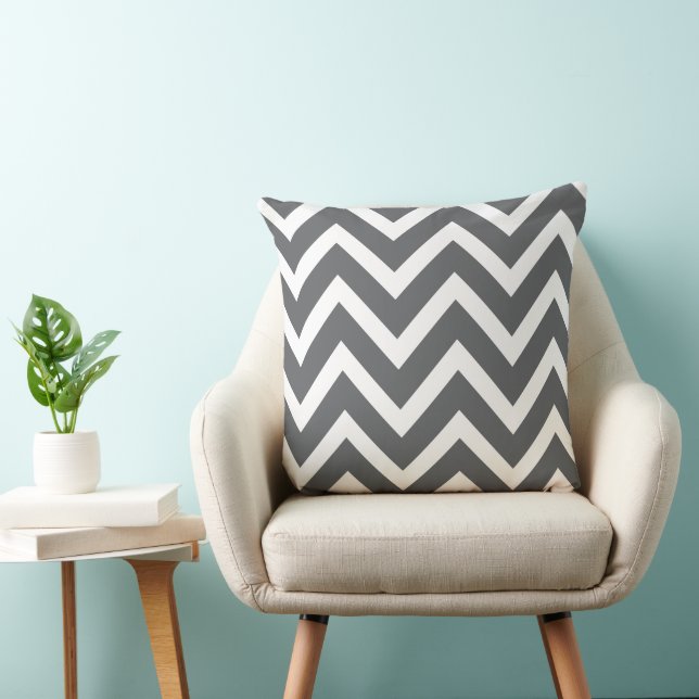 Moderne houtskool, grijs en witte Chevron Stripes Kussen (Stoel)