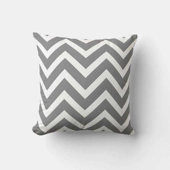 Moderne houtskoolgrijs zwart wit chevron geometris kussen (Voorkant)