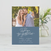 Moderne Huwelijksfoto Blauw Bewaar de Datum Aankondiging (Staand voorkant)