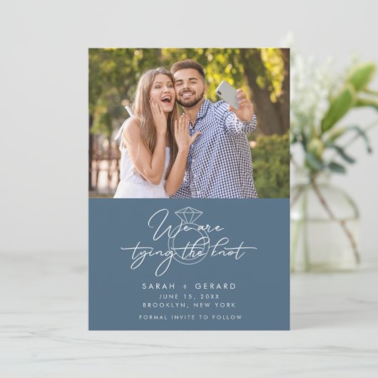 Moderne Huwelijksfoto Blauw Bewaar de Datum Aankondiging (Staand voorkant)