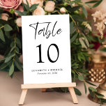 Moderne huwelijksreceptie kaart<br><div class="desc">Moderne trouwreceptie tafel nummerbord met "Tafel" in een chique script,  het tabelnummer in elegante serif typografie,  en uw namen en uw ontvangstdatum in eenvoudige typografie. Creëer Elk tabelnummer afzonderlijk en voeg één voor één toe aan uw winkelwagentje en bekijk het daarna als alle nummers in uw winkelwagentje staan.</div>