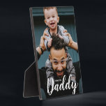 Moderne I Love You Dad Script Custom Photo Fotoplaat<br><div class="desc">Met behulp van een mooie en moderne typografie voor de woorden "Ik hou van je papa", kan deze papa en kind foto gemakkelijk worden gepersonaliseerd met uw eigen favoriete foto. Een fotoplaquette met een ezel stand om gekoesterd en weergegeven te worden, een moderne foto lijst optie. Geef het aan papa...</div>
