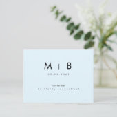 Moderne ijsblauwe monogram trouw 'Save the Date' Briefkaart (Staand voorkant)