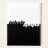 Moderne inhale exhale quote typografie zwart wit planner (Achterkant)
