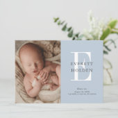 Moderne Initiaal Blue Baby Three Photo Birth Aankondiging (Staand voorkant)