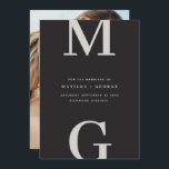 Moderne initiële grafische typografie foto bruilof save the date<br><div class="desc">Moderne initiële vette grafische typografie foto bruiloft save the date kaart. Met moderne,  elegante typografie en gestreept ontwerp. Kleuren kunnen worden aangepast.</div>