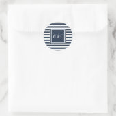 Moderne initiële monogram navyblauw wit gestreept ronde sticker (Tas)
