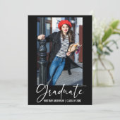 Moderne inkt Pen Calligraphy Script Afstuderen Aankondiging (Staand voorkant)