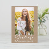 Moderne inktpen kalligrafie Kraft Afstuderen Aankondiging (Staand voorkant)