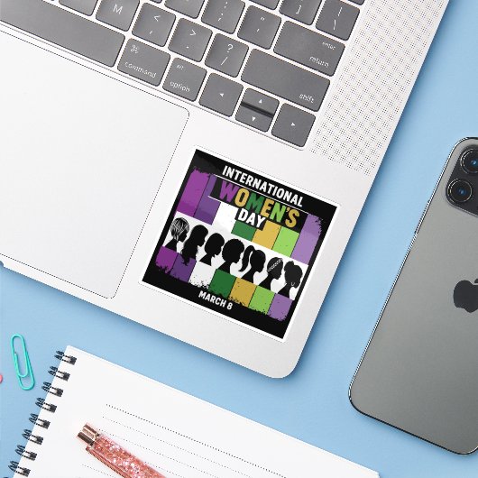 Moderne Internationale Vrouwendag | Diverse Vrouwe Sticker (Laptop met iPhone)