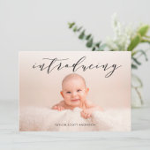 Moderne introductie Baby Foto geboorteaankondiging Kaart (Staand voorkant)