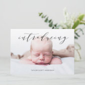 Moderne introductie van babyscript geboorteaankond kaart (Staand voorkant)