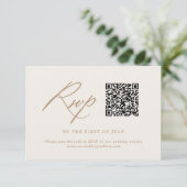 Moderne Ivoor en Gouden Kalligrafie Bruiloft QR-co RSVP Kaartje (Staand voorkant)