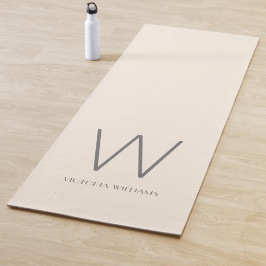 Moderne ivoorgrijze minimalistische monogram yogamat (In situ)