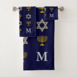 Moderne joodse ster van David Menorah Monogram Bad Handdoek<br><div class="desc">Moderne, monogrammed joodse badhanddoekset, met faux goud en zilver STAR VAN DAVID en MENORAH in een betegeld patroon tegen een middernachtblauwe achtergrond. De rechteronderhoek heeft een MONOGRAM zodat u uw eigen initiaal kunt toevoegen. Ideaal voor Hanukkah en andere joodse thuisdecor. Kies uit een brede selectie joodse kaarten, geschenken, thuisdecor en...</div>