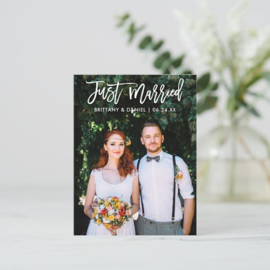 Moderne 'Just Married' Borstel Schrift Foto Bruilo Briefkaart (Staand voorkant)