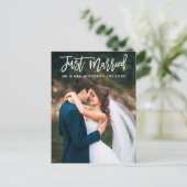 Moderne 'Just Married' Brush Script Trouwfoto Briefkaart (Staand voorkant)