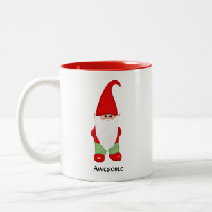 Moderne kabouter gekleed in groen en rood tweekleurige koffiemok