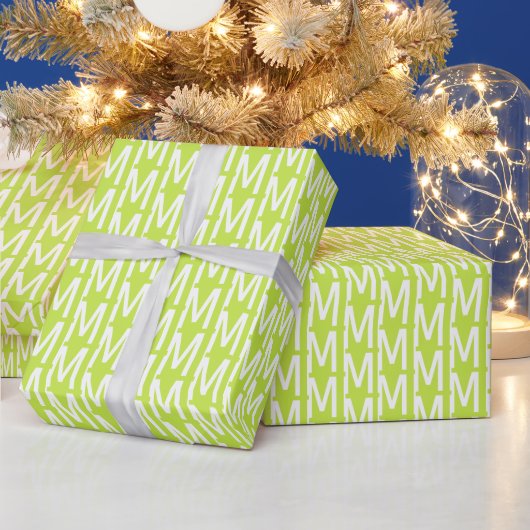 Moderne kalkgroene aangepaste monogram-initiaal cadeaupapier (Feestdagen)