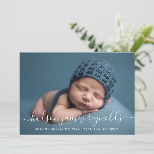 Moderne kalligrafie baby jongen foto collage geboo aankondiging (Staand voorkant)