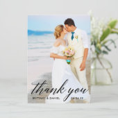 Moderne kalligrafie Bride Groom Photo Weddenschap  Bedankkaart (Staand voorkant)