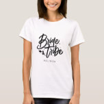 Moderne kalligrafie bruid stam Bachelorette T-shirt<br><div class="desc">Dit eenvoudige elegante Bride Tribe T-shirt met aangepaste naam kan een perfect vrijgezellengeschenk maken! Personaliseer het gemakkelijk met jouw naam.</div>