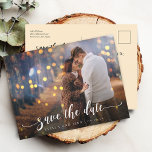 Moderne kalligrafie bruiloft Bewaar de datumfoto Aankondigingskaart<br><div class="desc">Moderne kalligrafie met swish tail en je favoriete fotohuwelijksaankondiging slaan het datum-briefkaart op.</div>