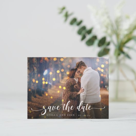 Moderne kalligrafie bruiloft Bewaar de datumfoto Aankondigingskaart (Staand voorkant)