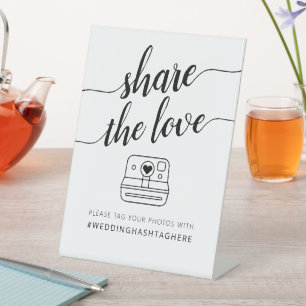 Moderne kalligrafie Deel de Hashtag Love Wedding Reclamebord Met Voetstuk