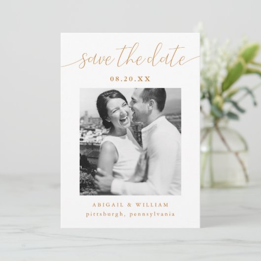 Moderne kalligrafie Foto roze bruiloft Save The Date (Staand voorkant)