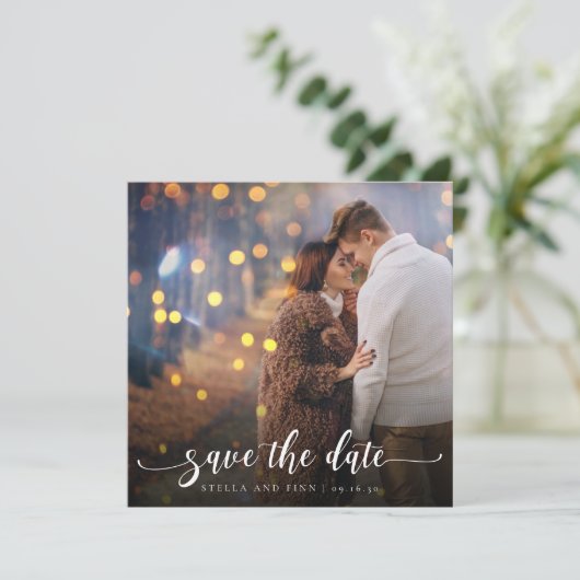 Moderne kalligrafie Fotobruiloft Save The Date (Staand voorkant)