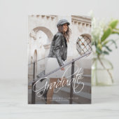 Moderne kalligrafie Fotolegant Afstuderen Aankondiging (Staand voorkant)
