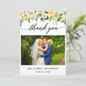 Moderne kalligrafie Geel Floral Weduwfoto Bedankkaart (Staand voorkant)