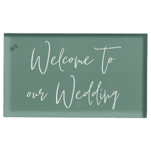 Moderne kalligrafie groen welkom in ons huwelijk plaatskaart houder