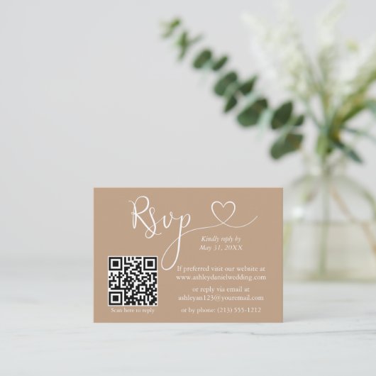 Moderne kalligrafie Hart Wedding QR RSVP Taupe Informatiekaartje (Staand voorkant)