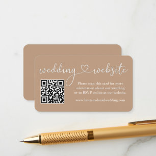 Moderne kalligrafie Heart Wedding Website QR Taupe Informatiekaartje