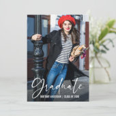 Moderne kalligrafie Ink Pen Script Afstuderen Aankondiging (Staand voorkant)