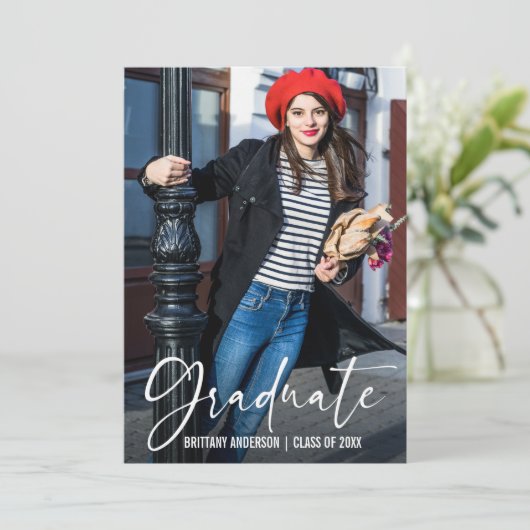 Moderne kalligrafie Ink Pen Script Afstuderen Aankondiging (Staand voorkant)