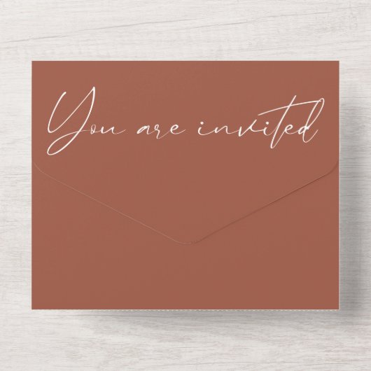 Moderne kalligrafie massief terracotta bruiloft all in one uitnodiging (Achterkant)