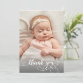 Moderne kalligrafie Pasgeboren Baby Foto Dank u Bedankkaart (Staand voorkant)