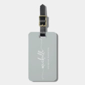 Moderne kalligrafie Sagegroene script monogram naa Bagagelabel (Voorkant verticaal)