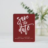 MODERNE kalligrafie schrift lettertype donkerrood Save The Date (Staand voorkant)