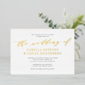 Moderne kalligrafie script bruiloft wit + goud folie uitnodiging (Staand Voorkant)