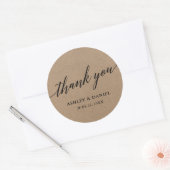 Moderne kalligrafie script kraft bruiloft ronde sticker (Envelop)