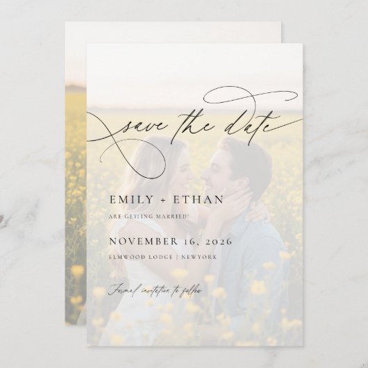 Moderne kalligrafie script overlay foto bruiloft save the date (Voorkant / Achterkant)