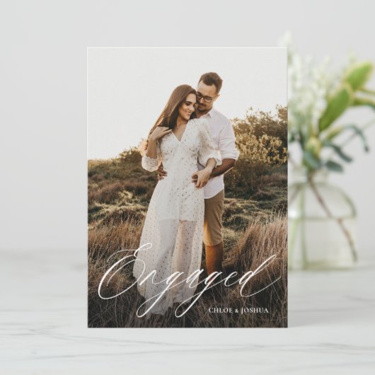 Moderne kalligrafie Script Photo Engagement Party Kaart (Staand voorkant)