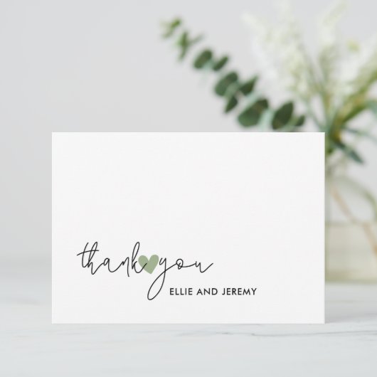 Moderne kalligrafie script salie groen hart trouwe bedankkaart (Staand voorkant)